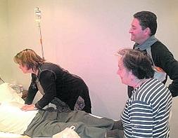 Cercanía. Los profesionales médicos atienden al enfermo en su propio domicilio. ::                             KLISK