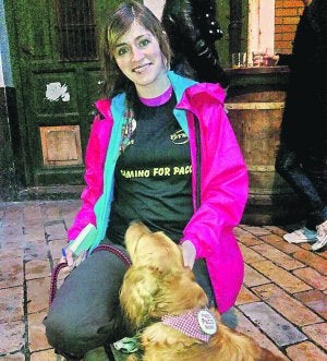 La irlandesa Graínne McHugh, con su perro Finbarr. ::
ROMATET