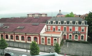 Primer paso. Rehabilitar la antigua Aduana y derribar sus anexos permitiría ampliar el espacio universitario en la ciudad y supondría un cambio urbano real, un primer paso en la práctica hacia la llamada regeneración del espacio ferroviario. ::                             F. PORTU