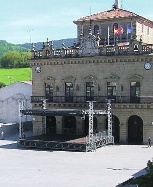 Escenario. Tablado instalado para las actuaciones. ::
F. DE LA HERA