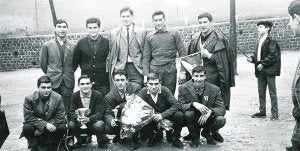 Primer equipo oficial del Arsenal. Paseó el nombre de su barrio, Izaskun, con gran orgullo por todos los terrenos de fútbol en los que jugó.