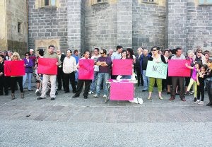 Asistentes a la concentración contra el PaP y a favor del quinto contenedor, ayer en Arrasate. ::                             GOÑI