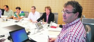 Alduntzin, en primer término, y al fondo Ezeizabarrena y Olano, en la comisión de Medio Ambiente de ayer. ::                             MICHELENA