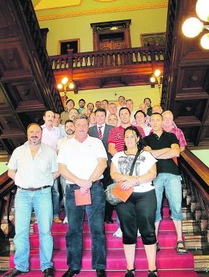 Más que gastronómicas. Representantes de las sociedades con el alcalde en el Ayuntamiento de Irun.