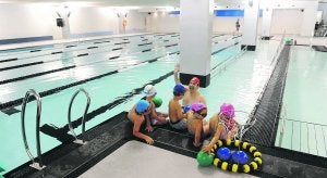 Cursillos. Un grupo de niños estrenó la piscina, que se prevé que también la utilicen clubes de natación que ya han mostrado interés. ::                             JOSE MARI LÓPEZ