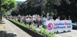 Los manifestantes volvían a reclamar el mantenimiento del ambulatorio de especialidades. ::                             KLISK