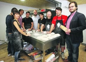 Responsables del proyecto junto a los trabajadores y los panaderos Iván Yarza y Dan Lepard. ::
FRAILE