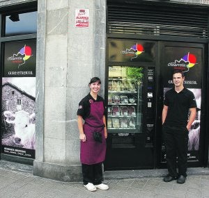 Este innovador sistema de comercio está en pleno centro tolosarra, junto a la plaza de toros. ::                             KLISK