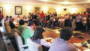 Lleno. Mucho público abarrotó el Salón de Plenos en la sesión ordinaria de ayer. ::                             TXEMA
