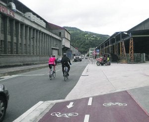 En Lazkaibar-Senpere. El bidegorri que llega de Lazkao por el jardín de CAF muere en Beasain. ::
JUAN