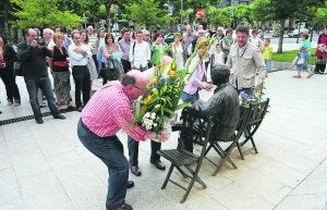 A Luis Mariano. Vergara, Quiñones, Sierra y Santano entregaron las flores. ::
F. DE LA HERA
