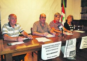 Representantes de las Juntas locales de EAJ-PNV de Azpeitia y Azkoitia en la rueda de prensa. ::
E.A.