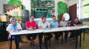 Colectivos ciudadanos. María Teresa Lacave (Foro Ciudadano), Jesus María Gajat (AVV Behobia), Paco Martínez (AVV Behobia), Javier Martínez 'Musku' (Santiagotarrak), Rubén Fraile (Comerciantes de Behobia) y Agustín González (Foro) presentaron la iniciativa. ::                             F. DE LA HERA