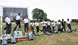 Participantes en el concurso con sus trofeos. ::
TELLECHEA