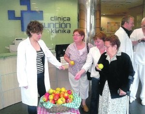 Reparto de fruta en la anterior campaña 'Nutre tu salud' de la clínica Asunción ::                             KLISK