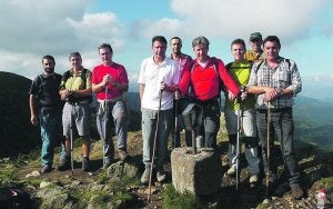 Mugarriak. Grupo de la Corporación municipal asistente al reconocimiento de mojones.
