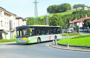 Larreaundi. Un autobús de la línea Irun-Hondarribia, que sigue sin llegar hasta San Juan. ::                             F. DE LA HERA
