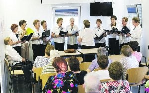 Actuación. El coro Nagusilan durante uno de sus conciertos en el centro social Iraso. ::
F. DE LA HERA