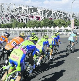 En busca de puntos. Samuel Sánchez (41) rueda ante el Nido del Pájaro en la etapa de ayer del Tour de Pekín. ::                             AFP