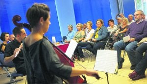 Apertura. Los nuevos alumnos recibieron el curso con música, para «dar frescura» a unos tiempos de pesimismo. ::
FÉLIX MORQUECHO