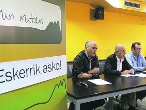 Irun Iruten. Elkarteko zuzendaritzako Lauren Etxepare, Josetxo Arrieta eta Ricardo Etxepare. ::                             DE LA HERA