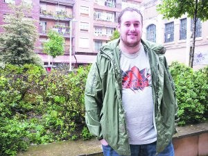 En Pasai Antxo. Haritz Casabal se muestra satisfecho de su triunfo. ::                             VIÑAS