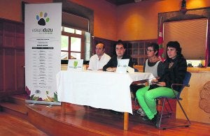 Presentación. El alcalde, dos ediles y la técnico de Medio Ambiente. ::
JUANFER