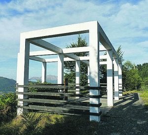 El mirador de Aramaio está junto a la carretera.