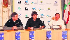 Junto al alcalde de Tolosa. La Asociación Gainditzen presentó las novedades del III Festival. ::
KLISK