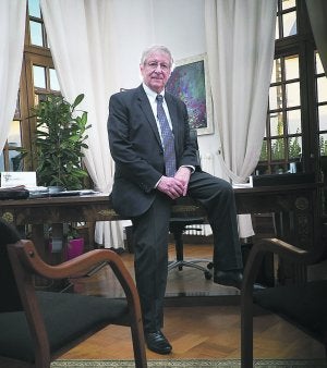 Jean-Baptiste Sallaberry en el despacho de Alcaldía del Ayuntamiento de Hendaia. ::
F. DE LA HERA