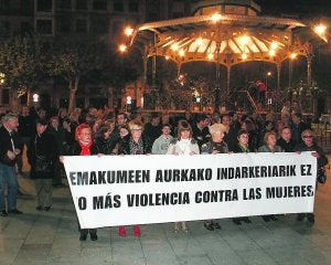 Concentración. Asistentes a la convocatoria de la Comisión de Igualdad celebrada ayer en el Ensanche. ::
F. PORTU