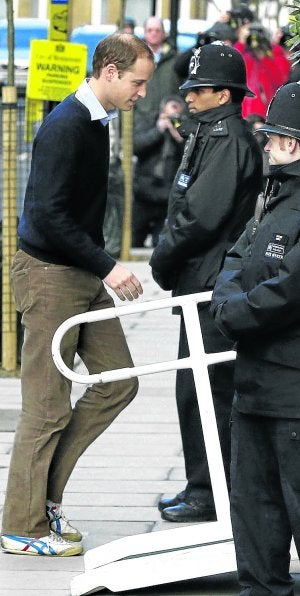 El príncipe Guillermo visitó a su esposa en el hospital. ::
REUTERS