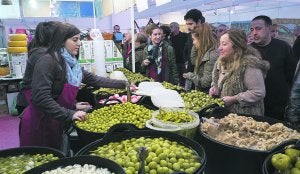Encurtidos. Uno de los stands instalados en la sección de gastronomía de la Feria de Navidad de la Costa Vasca inaugurada ayer en Ficoba. ::                             FOTOS F. DE LA HERA