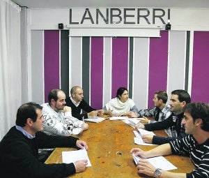 Juancar Olariaga, Igor Martín, Fernando Román, Edurne Burutaran, Moisés Álvaro, Alfredo Jodra y Chus Alcalde, durante una reunión en su sede. ::
IMC