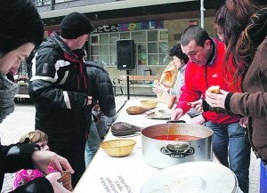 Juegos de niños, música de trikitixa y reparto de pintxos en Joseba Barandiaran plaza. ::                             MARÍA