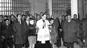 Bendición. El párroco de Uribarri, don José Berezibar, bendice las nuevas instalaciones de AMAT en el barrio de Uribarri el 21 de diciembre de 1963. A la derecha, con abrigo, el director técnico Vicente Urcelay.