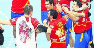 Julen celebró el título mundial con la bandera de Irun a la espalda.