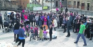 Atez atekoaren bigarren urtearen ospakizunak ehun bat lagun bildu zituen