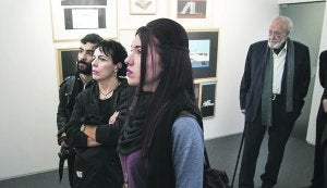 Obra y autor. Varios visitantes contemplan, delante de Néstor Basterretxea, las obras de la exposición del artista. ::
F. DE LA HERA