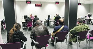 Contribuyentes guipuzcoanos aguardan su turno para hacer la declaración mecanizada en una oficina tributaria. ::                             DE LA HERA