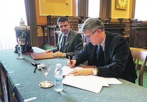 Santano y Villar firman el acuerdo en el Ayuntamiento. ::
DE LA HERA