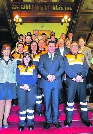 Protección Civil . El trabajo de los voluntarios fue reconocido por los corporativos del Ayuntamiento de Irun.