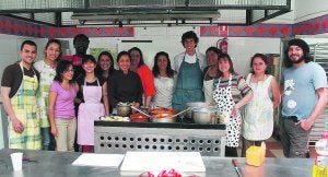 Bases culinarias. Alumnos del Taller de Cocina Vasca, que imparte de manera voluntaria la cocinera mexicana Pilar Arteaga. ::                             FLOREN PORTU