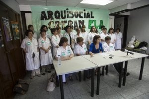 Las trabajadoras del servicio de ayuda a domicilio acompañadas de Amaia Bengoetxea. ::
F. DE LA HERA