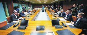 Delegaciones del PNV y del PSE, durante su reunión del pasado lunes para presentar su acuerdo fiscal y de reactivación económica. ::                             EFE