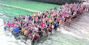 Triatletas. Salida de la primera edición de la triatlón popular de Mutriku. ::
GORRITIBEREA