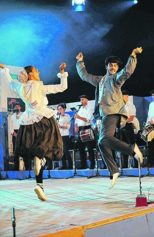 Bederatzi bikotek parte hartuko dute bihar dantza sueltoko txapelketan