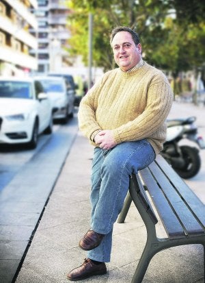 José Antonio posa sentado sobre un banco en pleno centro de su Irun natal. ::                             FERNANDO DE LA HERA