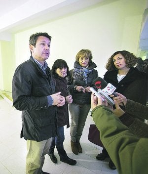 En proceso. Santano, Barral, Cruzado y Laborda visitaron el local que acogerá el centro de mayores de San Miguel. ::                             F. DE LA HERA