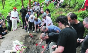 Junio de 2012. Labores de exhumación y homenaje de los cuerpos hallados en Zirardamendi. ::                             MORQUECHO